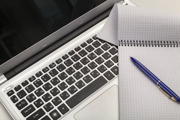 Menghadirkan Kelegaan dengan Momen-Momen Hening yang Sederhana